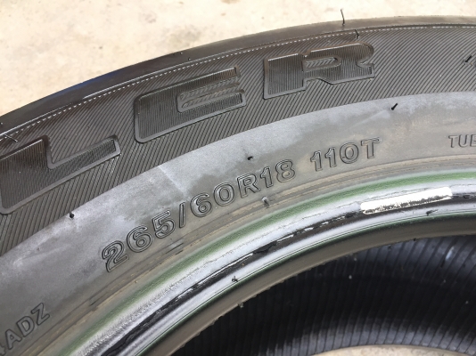 ยาง Bridgestone 265-60-18 ปี 16 ครบชุด 4 เส้น 3000 สวยๆไม่บวมไม่กินข้างดอกยางเหลือเยอะเอาไปวิ่งกันใด