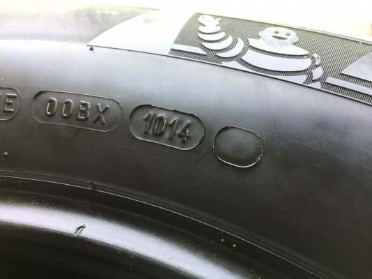 ยาง Michelin 265-00-18 ปี 14 made in u s a ครบชุด 4 เส้น 2000  สวยๆไม่บวมไม่กินข้างดอกยางเหลือเยอะเอาไปวิ่งกันใด้อีกยาวค่ะ