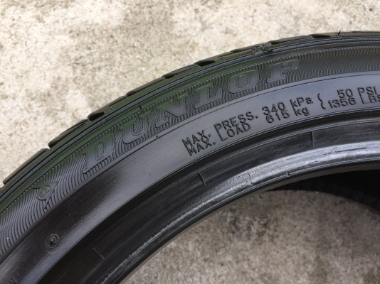 ยาง Dunlop 215-45-17 ปี 17 ครบชุด 4 เส้น 4000 สวยๆไม่มีปะไม่บวมไม่กินข้างดอกยางเหลือเยอะเอาไปวิ่งกัน ยาง Dunlop 215-45-17 ปี 17 ครบชุด 4 เส้น 4000 สวยๆไม่มีปะไม่บวมไม่กินข้างดอกยางเหลือเยอะเอาไปวิ่งกัน