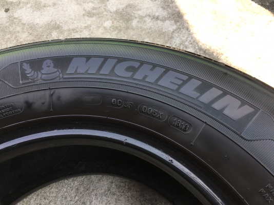 ยาง Michelin 225-75-15 ปี 18 2 เส้น 3000 สวยๆไม่บวมไม่กินข้างดอกยางเหลือเยอะเอาไปวิ่งกันใด้อีกยาวค่ะ