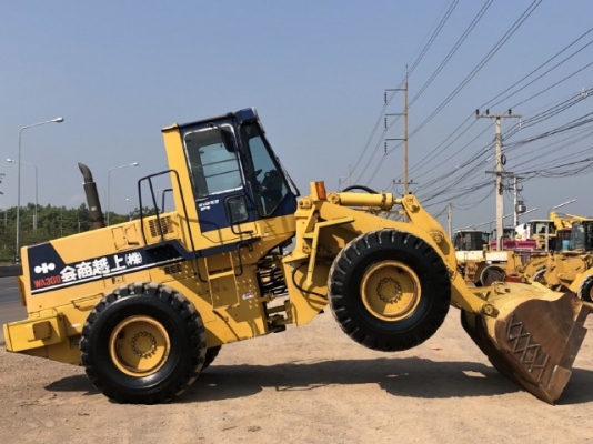 ขายรถตักล้อยาง KOMATSU WA300-1 นำเข้าเองจากญี่ปุ่น สภาพสวยพร้อมใช้ มีVDOการทำงานครับ