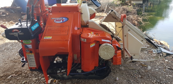 รถเกี่ยวข้าวเดินตาม รองกระสอบ