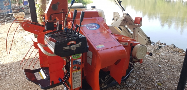 รถเกี่ยวข้าวเดินตาม รองกระสอบ รถเกี่ยวข้าวเดินตาม รองกระสอบ