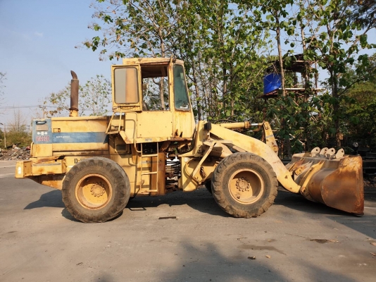 ขายรถตักล้อยาง KOMATSU WA 200-1 ราคา.620,000 ต่อรอง ขายตามสะภาพ ตู้เก็ง 2 เพลา รถใช้วานได้ สีเดิมๆ สนใจนัดดูรถได้ที่ 081-3531946 ต่อ.บางนา &amp; ID-LINE รถอยู่ จ.บุรีรัมย์
