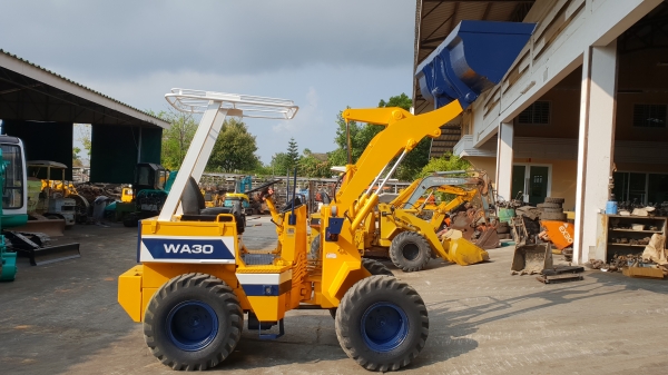 ขาย รถตัก KOMATSU รุ่น WA30-2- มือสองญี่ปุ่น ตักได้ ครึ่งคิว สองเพลา เอวอ่อน ระบบเกียร์ทอร์ค มาพร้อมหัวเก๋ง สวยพร้อมใช้งาน มือถือ 0818753444