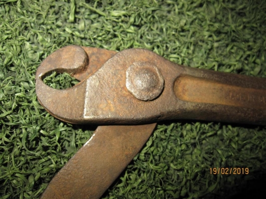 คีม หรืออุปกรณ์ถอนตะปูลังไม้ ยี่ห้อ BAHCO Made in SWEDEN คีม หรืออุปกรณ์ถอนตะปูลังไม้ ยี่ห้อ BAHCO Made in SWEDEN