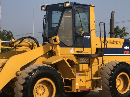 ขายรถตักล้อยาง KOMATSU WA300-1 นำเข้าเองจากญี่ปุ่น สภาพสวยพร้อมใช้ มีVDOการทำงานครับ ขายรถตักล้อยาง KOMATSU WA300-1 นำเข้าเองจากญี่ปุ่น สภาพสวยพร้อมใช้ มีVDOการทำงานครับ