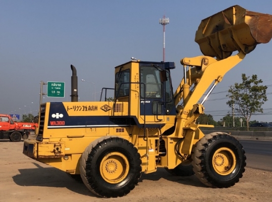 ขายรถตักล้อยาง KOMATSU WA300-1 นำเข้าเองจากญี่ปุ่น สภาพสวยพร้อมใช้ มีVDOการทำงานครับ ขายรถตักล้อยาง KOMATSU WA300-1 นำเข้าเองจากญี่ปุ่น สภาพสวยพร้อมใช้ มีVDOการทำงานครับ