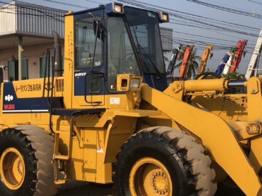 ขายรถตักล้อยาง KOMATSU WA300-1 นำเข้าเองจากญี่ปุ่น สภาพสวยพร้อมใช้ มีVDOการทำงานครับ ขายรถตักล้อยาง KOMATSU WA300-1 นำเข้าเองจากญี่ปุ่น สภาพสวยพร้อมใช้ มีVDOการทำงานครับ