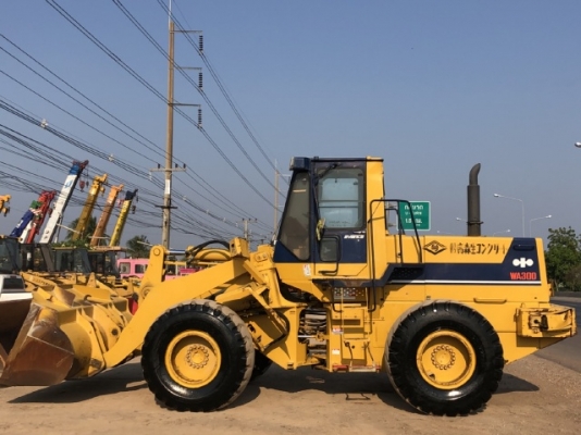 ขายรถตักล้อยาง KOMATSU WA300-1 นำเข้าเองจากญี่ปุ่น สภาพสวยพร้อมใช้ มีVDOการทำงานครับ ขายรถตักล้อยาง KOMATSU WA300-1 นำเข้าเองจากญี่ปุ่น สภาพสวยพร้อมใช้ มีVDOการทำงานครับ