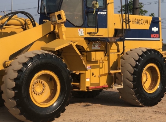 ขายรถตักล้อยาง KOMATSU WA300-1 นำเข้าเองจากญี่ปุ่น สภาพสวยพร้อมใช้ มีVDOการทำงานครับ ขายรถตักล้อยาง KOMATSU WA300-1 นำเข้าเองจากญี่ปุ่น สภาพสวยพร้อมใช้ มีVDOการทำงานครับ