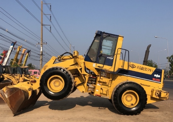 ขายรถตักล้อยาง KOMATSU WA300-1 นำเข้าเองจากญี่ปุ่น สภาพสวยพร้อมใช้ มีVDOการทำงานครับ ขายรถตักล้อยาง KOMATSU WA300-1 นำเข้าเองจากญี่ปุ่น สภาพสวยพร้อมใช้ มีVDOการทำงานครับ
