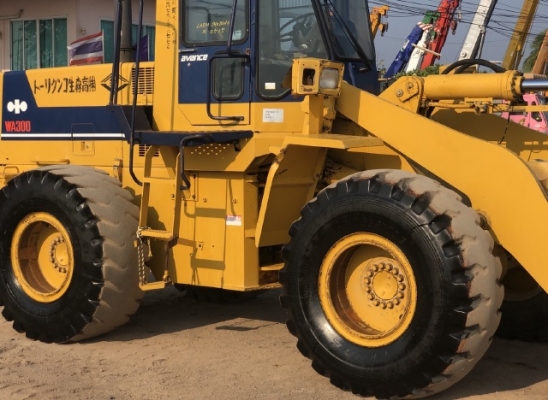 ขายรถตักล้อยาง KOMATSU WA300-1 นำเข้าเองจากญี่ปุ่น สภาพสวยพร้อมใช้ มีVDOการทำงานครับ ขายรถตักล้อยาง KOMATSU WA300-1 นำเข้าเองจากญี่ปุ่น สภาพสวยพร้อมใช้ มีVDOการทำงานครับ