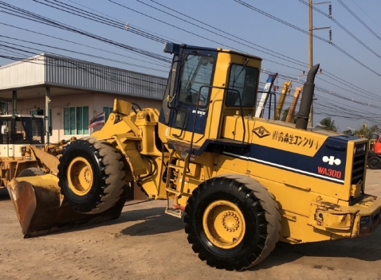 ขายรถตักล้อยาง KOMATSU WA300-1 นำเข้าเองจากญี่ปุ่น สภาพสวยพร้อมใช้ มีVDOการทำงานครับ ขายรถตักล้อยาง KOMATSU WA300-1 นำเข้าเองจากญี่ปุ่น สภาพสวยพร้อมใช้ มีVDOการทำงานครับ