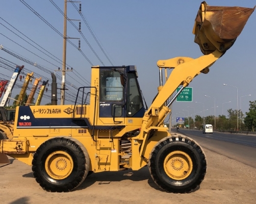 ขายรถตักล้อยาง KOMATSU WA300-1 นำเข้าเองจากญี่ปุ่น สภาพสวยพร้อมใช้ มีVDOการทำงานครับ ขายรถตักล้อยาง KOMATSU WA300-1 นำเข้าเองจากญี่ปุ่น สภาพสวยพร้อมใช้ มีVDOการทำงานครับ