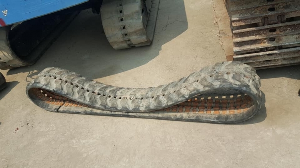 FROM JAPANขายถูกด่วนๆ แทรคยาง สำหรับรถไซค์10 ,15 ,20, 25, 30 /ขนาด 250*4.7*82(ข้อ) /เส้นละ* 6,000 บาท*เท่านั้น!!