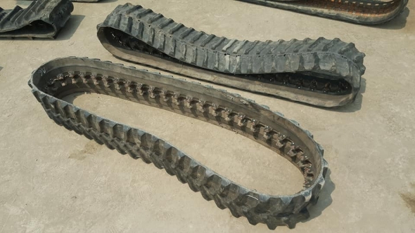 SALE*FROM JAPANขายถูกด่วนๆ แทรคยาง ฟันแหลม /ฟันหมา *สำหรับรถไซค์10, 15, 20, 25 /ขนาด:250*7.0*46(ข้อ)(คู่ละ:6,000 บาท)