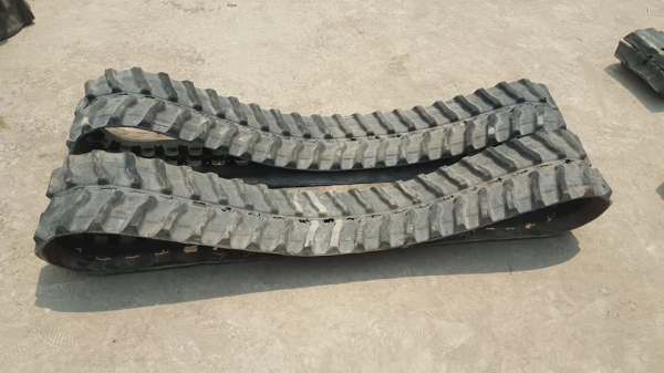 SALE*FROM JAPANขายถูกด่วนๆ แทรคยาง ฟันแหลม /ฟันหมา *สำหรับรถไซค์10, 15, 20, 25 /ขนาด:250*7.0*46(ข้อ)(คู่ละ:6,000 บาท)