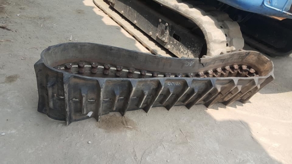SALE* FROM JAPANแทรคยาง ฟันแหลม /ฟันหมา*สำหรับรถขุด ,รถเกี่ยวข้าว ,รถดันดิน /ขนาด:400*8.0*40(ข้อ) (เส้นละ :4,000 บาท)