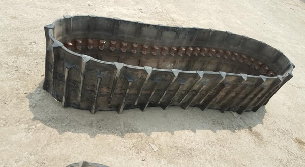 SALE* FROM JAPAN แทรคยางฟันแหลม /ฟันหมา * สำหรับรถขุด/รถเกี่ยวข้าว /รถดันดิน /ขนาด:450*50(ข้อ)*9.0 /(เส้นละ:6,000 บาท)