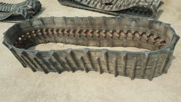 SALE* FROM JAPAN แทรคยางฟันแหลม /ฟันหมา * สำหรับรถขุด/รถเกี่ยวข้าว /รถดันดิน /ขนาด:450*50(ข้อ)*9.0 /(เส้นละ:6,000 บาท)