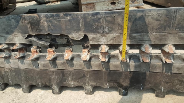 SALE* FROM JAPAN แทรคยางฟันแหลม /ฟันหมา *สำหรับรถขุด/รถเกี่ยวข้าว /รถดันดิน /ขนาด:400*52(ข้อ)*6.0 /ราคาเพียง(เส้นละ:2,200 บาท) SALE* FROM JAPAN แทรคยางฟันแหลม /ฟันหมา *สำหรับรถขุด/รถเกี่ยวข้าว /รถดันดิน /ขนาด:400*52(ข้อ)*6.0 /ราคาเพียง(เส้นละ:2,200 บาท)