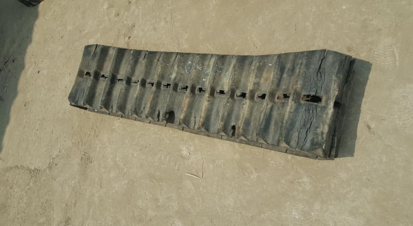 SALE* FROM JAPANแทรคยาง ฟันแหลม /ฟันหมา *สำหรับรถขุด/รถเกี่ยวข้าว/รถดันดิน/ ขนาด:300*29(ข้อ)*8.4 (เส้นละ:2,200บาท)