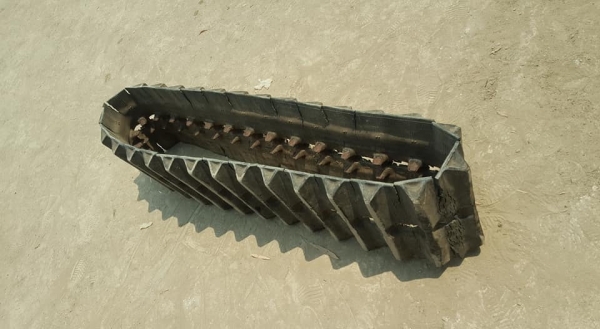 SALE* FROM JAPANแทรคยาง ฟันแหลม /ฟันหมา *สำหรับรถขุด/รถเกี่ยวข้าว/รถดันดิน/ ขนาด:300*29(ข้อ)*8.4 (เส้นละ:2,200บาท)