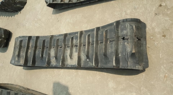 SALE* FROM JAPANแทรคยาง ฟันแหลม /ฟันหมา สำหรับรถขุด/รถเกี่ยวข้าว /รถดันดิน /ขนาด:300*8.4*31(ข้อ) เส้นละ:2,200 บาท SALE* FROM JAPANแทรคยาง ฟันแหลม /ฟันหมา สำหรับรถขุด/รถเกี่ยวข้าว /รถดันดิน /ขนาด:300*8.4*31(ข้อ) เส้นละ:2,200 บาท