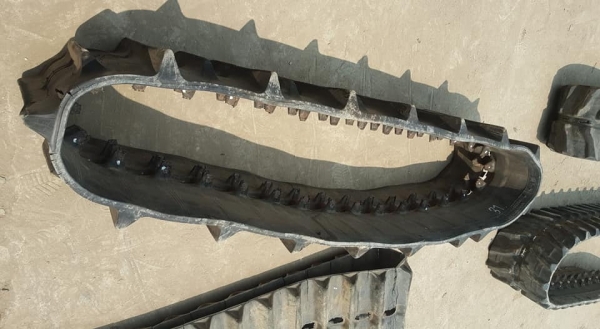 SALE* FROM JAPANแทรคยาง ฟันแหลม /ฟันหมา สำหรับรถขุด/รถเกี่ยวข้าว /รถดันดิน /ขนาด:300*8.4*31(ข้อ) เส้นละ:2,200 บาท SALE* FROM JAPANแทรคยาง ฟันแหลม /ฟันหมา สำหรับรถขุด/รถเกี่ยวข้าว /รถดันดิน /ขนาด:300*8.4*31(ข้อ) เส้นละ:2,200 บาท