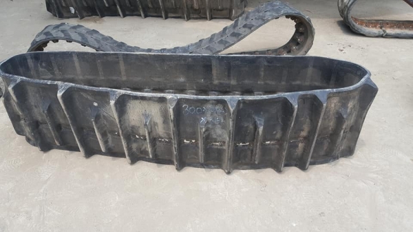 SALE* FROM JAPANแทรคยาง ฟันแหลม /ฟันหมา สำหรับรถขุด/รถเกี่ยวข้าว /รถดันดิน /ขนาด:300*8.4*31(ข้อ) เส้นละ:2,200 บาท