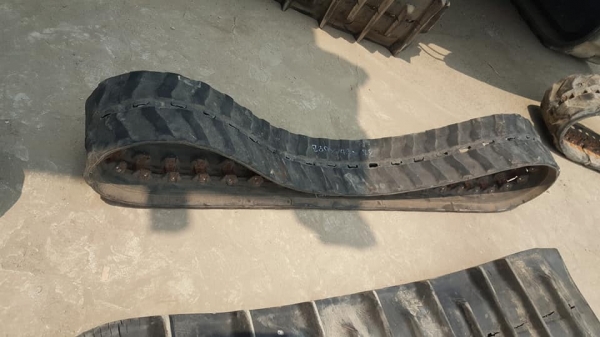 SALE* FROM JAPANแทรคยาง ฟันแหลม /ฟันหมา สำหรับรถขุด/รถเกี่ยวข้าว /รถดันดิน /ขนาด:200*4.3*(72ข้อ) เส้นละ2,200 บาท