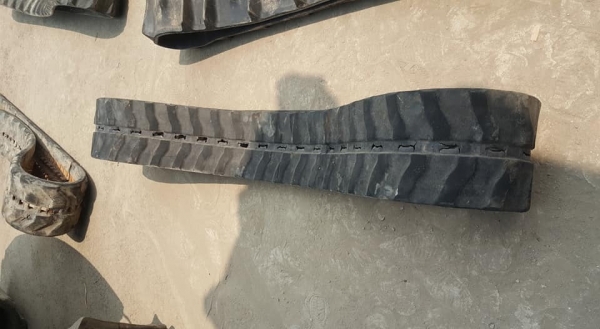 SALE* FROM JAPANแทรคยาง ฟันแหลม /ฟันหมา สำหรับรถขุด/รถเกี่ยวข้าว /รถดันดิน /ขนาด:200*4.3*(72ข้อ) เส้นละ2,200 บาท