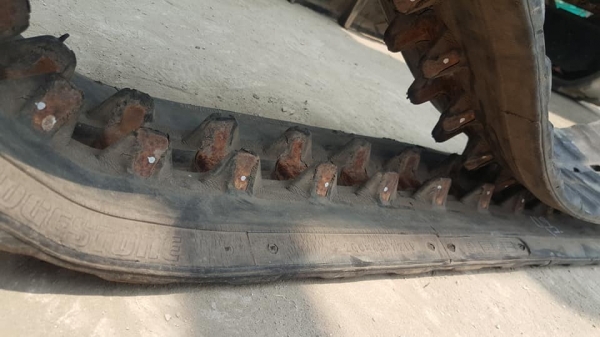 SALE* FROM JAPANแทรคยาง ฟันแหลม /ฟันหมา สำหรับรถขุด/รถเกี่ยวข้าว /รถดันดิน /ขนาด:200*4.3*(72ข้อ) เส้นละ2,200 บาท