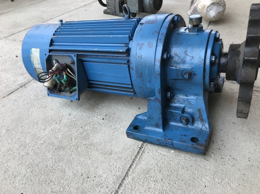 ขายมอเตอร์เกียร์ Cycro drive Sumitomo 7.5HP. 380V อัตราทด 1:11 เพลาออกประมาณ 130รอบต่อนาที มีระบบเบรคในตัว สภาพดีหมุนนิ่ม พร้อมใช้งาน (ไม่มีฝาครอบหลักไฟ) ขายมอเตอร์เกียร์ Cycro drive Sumitomo 7.5HP. 380V อัตราทด 1:11 เพลาออกประมาณ 130รอบต่อนาที มีระบบเบรคในตัว สภาพดีหมุนนิ่ม พร้อมใช้งาน (ไม่มีฝาครอบหลักไฟ)
