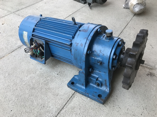 ขายมอเตอร์เกียร์ Cycro drive Sumitomo 7.5HP. 380V อัตราทด 1:11 เพลาออกประมาณ 130รอบต่อนาที มีระบบเบรคในตัว สภาพดีหมุนนิ่ม พร้อมใช้งาน (ไม่มีฝาครอบหลักไฟ)