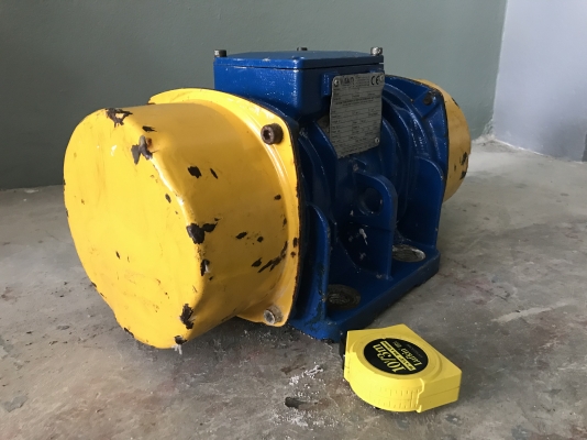 ขายมอเตอร์สั่น-เขย่า Visam 0.55Kw. 380V made in Italy สภาพสวย หมุนนิ่ม สั่นแรง พร้อมใช้งาน