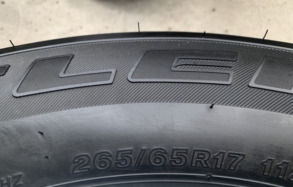 ยางป้ายแดง Bridgestone 265-65-17 ปี 18 หนานิ่ม เต็มๆ ตุ่มชัดๆทุกเส้น ยางป้ายแดง Bridgestone 265-65-17 ปี 18 หนานิ่ม เต็มๆ ตุ่มชัดๆทุกเส้น