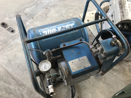 ขายปั๊มลมเครื่องที่ เก่าญี่ปุ่น made in Japan ใช้ไฟ 220V ไฟบ้านได้เลย ขนาด 60-40ลิตร มีสวิทย์ปิด-เปิดการทำงานในตัว สภาพสวย หมุนนิ่ม ให้ลมเร็ว พร้อมใช้งาน ขายปั๊มลมเครื่องที่ เก่าญี่ปุ่น made in Japan ใช้ไฟ 220V ไฟบ้านได้เลย ขนาด 60-40ลิตร มีสวิทย์ปิด-เปิดการทำงานในตัว สภาพสวย หมุนนิ่ม ให้ลมเร็ว พร้อมใช้งาน