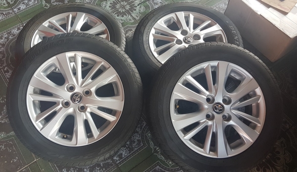 ขายล้อ TOYOTA YARIS ATIVE 15 ยางปี17  4 ล้อ