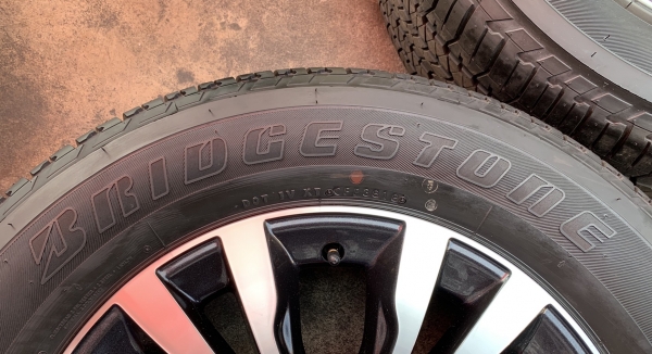ล้อแม็กป้ายแดง Chevrolet Trailblazer ขอบ18 พร้อมยางป้ายแดง 265-60-18 Bridgestone ปลายปี 18 แม็กสวย ยางใหม่ๆ เส้นสีจัดจ้าน