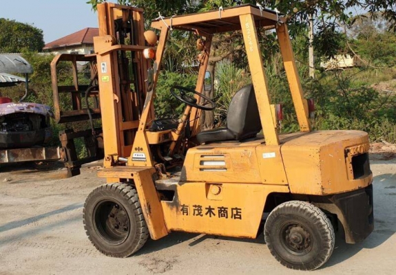 ฟอล์คลิฟต์komatsu 2.5ตัน งาเทได้