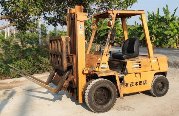 ฟอล์คลิฟต์komatsu 2.5ตัน งาเทได้