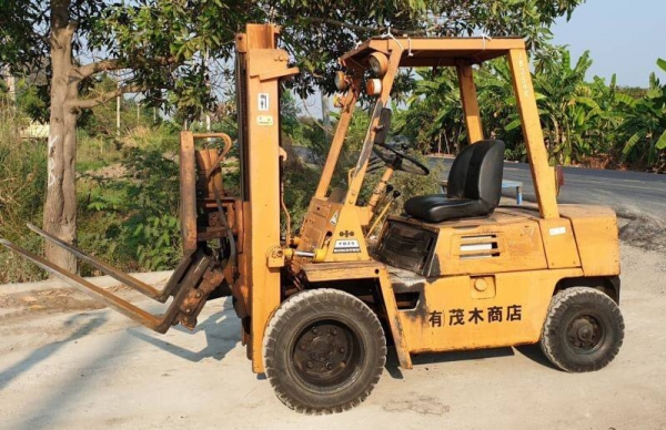 ฟอล์คลิฟต์komatsu 2.5ตัน งาเทได้