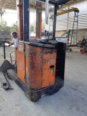 โฟล์คลิฟท์ไฟฟ้ายืนขับ Toyota 1.5 ตัน ยกสูง 4.5 เมตร พร้อมใช้ ราคา 75,000 บาท