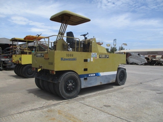 ขายรถบดล้อยาง 9 ล้อ ยี่ห้อ KAWASAKI รุ่น K20-II มือสองนำเข้าจากญี่ปุ่น สภาพสวย พร้อมใช้งาน ราคาต่อรองได้ค่ะ ขายรถบดล้อยาง 9 ล้อ ยี่ห้อ KAWASAKI รุ่น K20-II มือสองนำเข้าจากญี่ปุ่น สภาพสวย พร้อมใช้งาน ราคาต่อรองได้ค่ะ