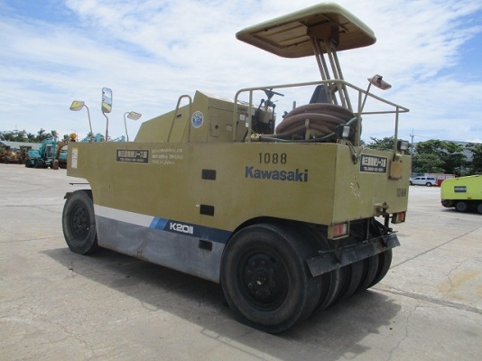 ขายรถบดล้อยาง 9 ล้อ ยี่ห้อ KAWASAKI รุ่น K20-II มือสองนำเข้าจากญี่ปุ่น สภาพสวย พร้อมใช้งาน ราคาต่อรองได้ค่ะ ขายรถบดล้อยาง 9 ล้อ ยี่ห้อ KAWASAKI รุ่น K20-II มือสองนำเข้าจากญี่ปุ่น สภาพสวย พร้อมใช้งาน ราคาต่อรองได้ค่ะ