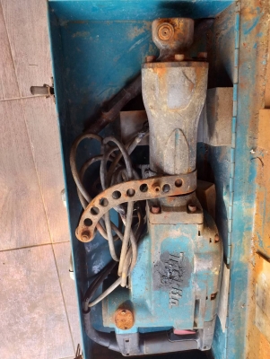 ขายเครื่องแย็กไฟฟ้า/เครื่องสกัดคอนกรีต ยี่ห้อ MAKITA รุ่น HM1306 (สินค้ามือสองของเดิมๆเก่าญี่่ปุ่น) ขายเครื่องแย็กไฟฟ้า/เครื่องสกัดคอนกรีต ยี่ห้อ MAKITA รุ่น HM1306 (สินค้ามือสองของเดิมๆเก่าญี่่ปุ่น)