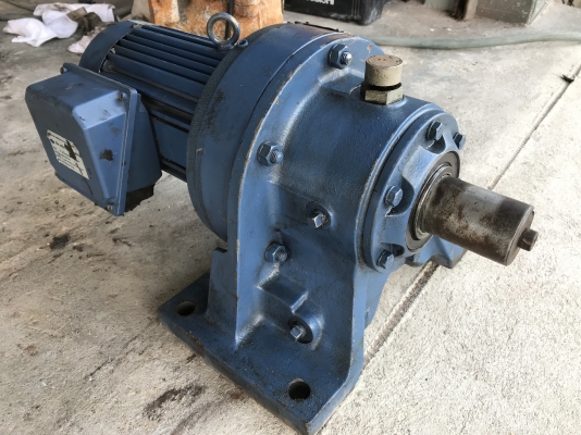 ขายมอเตอร์เกียร์ Cycro drive Sumitomo 2HP. 380V made in Japan อัตราทด 1:21 เพลาออกประมาณ 69รอบต่อนาที สภาพสวยเดิมๆ หมุนนิ่ม รุ่นเพลาใหญ่ทนงานหนัก พร้อมใช้งาน