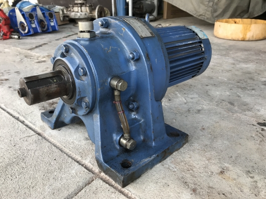 ขายมอเตอร์เกียร์ Cycro drive Sumitomo 2HP. 380V made in Japan อัตราทด 1:21 เพลาออกประมาณ 69รอบต่อนาที สภาพสวยเดิมๆ หมุนนิ่ม รุ่นเพลาใหญ่ทนงานหนัก พร้อมใช้งาน